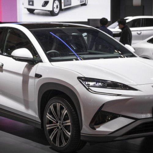 Vânzările auto în China scad pentru a doua lună consecutiv în noiembrie 2025