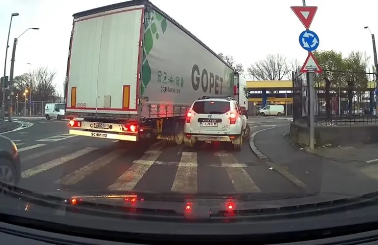 Accident în sensul giratoriu de pe Oașului evidențiază problemele marcajului rutier