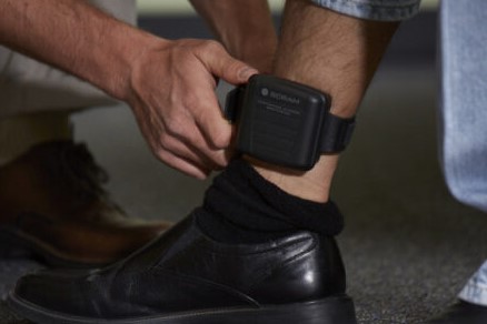 Bărbat din Tătăranu reținut pentru nerespectarea ordinului de protecție și distrugerea brățării electronice