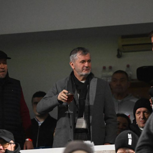 Valeriu Iftime, surprins cu paharul de vin în timpul meciului FC Botoșani - Rapid