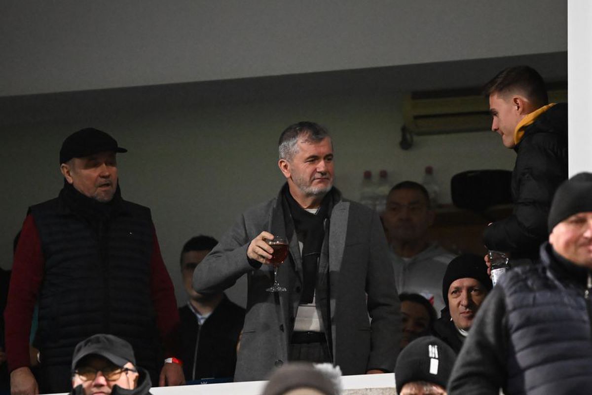 Valeriu Iftime, surprins cu paharul de vin în timpul meciului FC Botoșani - Rapid