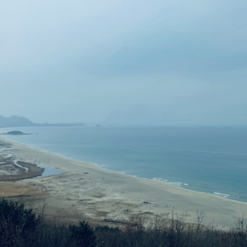 O plajă neatinsă de 72 de ani simbolizează separarea Coreei în zona demilitarizată