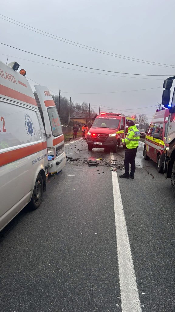 Accident grav pe DN 7 în comuna Drăganu cu o victimă încarcerată