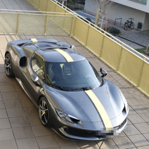 Bolid de 300.000 de euro parcat ilegal pe balconul unui apartament din Viena