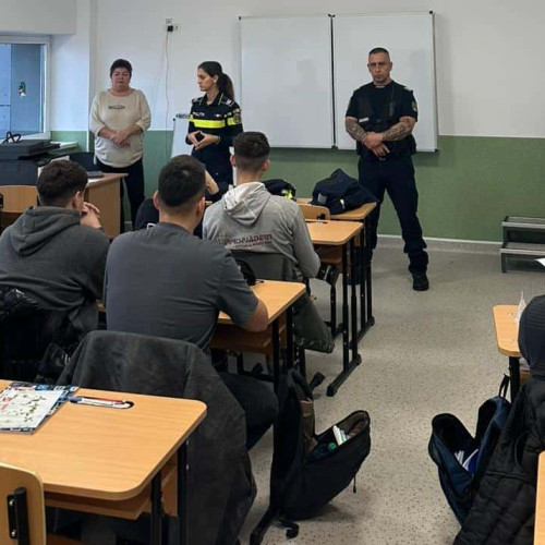 Polițiști și jandarmi din Alba au discutat cu elevii din Sebeș despre bullying și violență