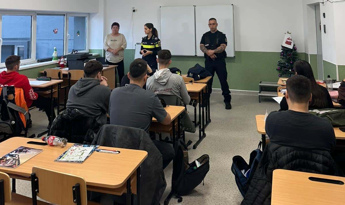 Polițiști și jandarmi din Alba au discutat cu elevii din Sebeș despre bullying și violență