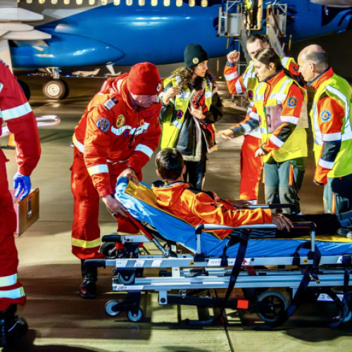 Opt pacienţi palestinieni din Fâşia Gaza, transportaţi la tratament în România şi Europa