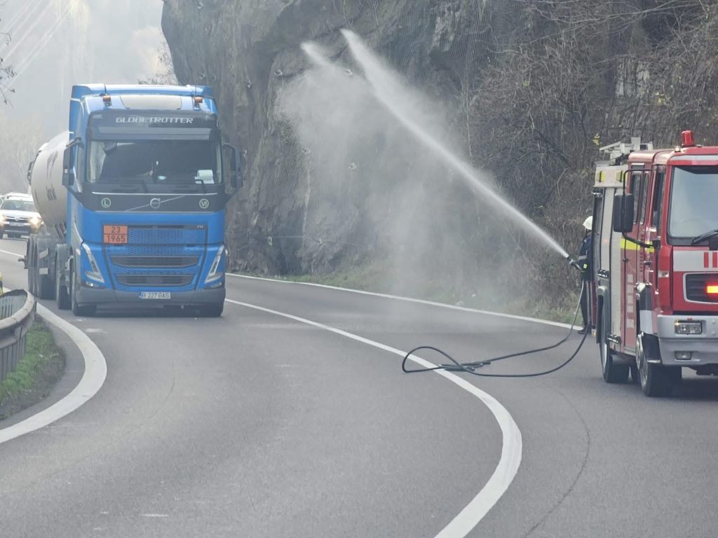 Intervenție de urgență la Călimănești pentru scurgeri de gaz de la o autocisternă