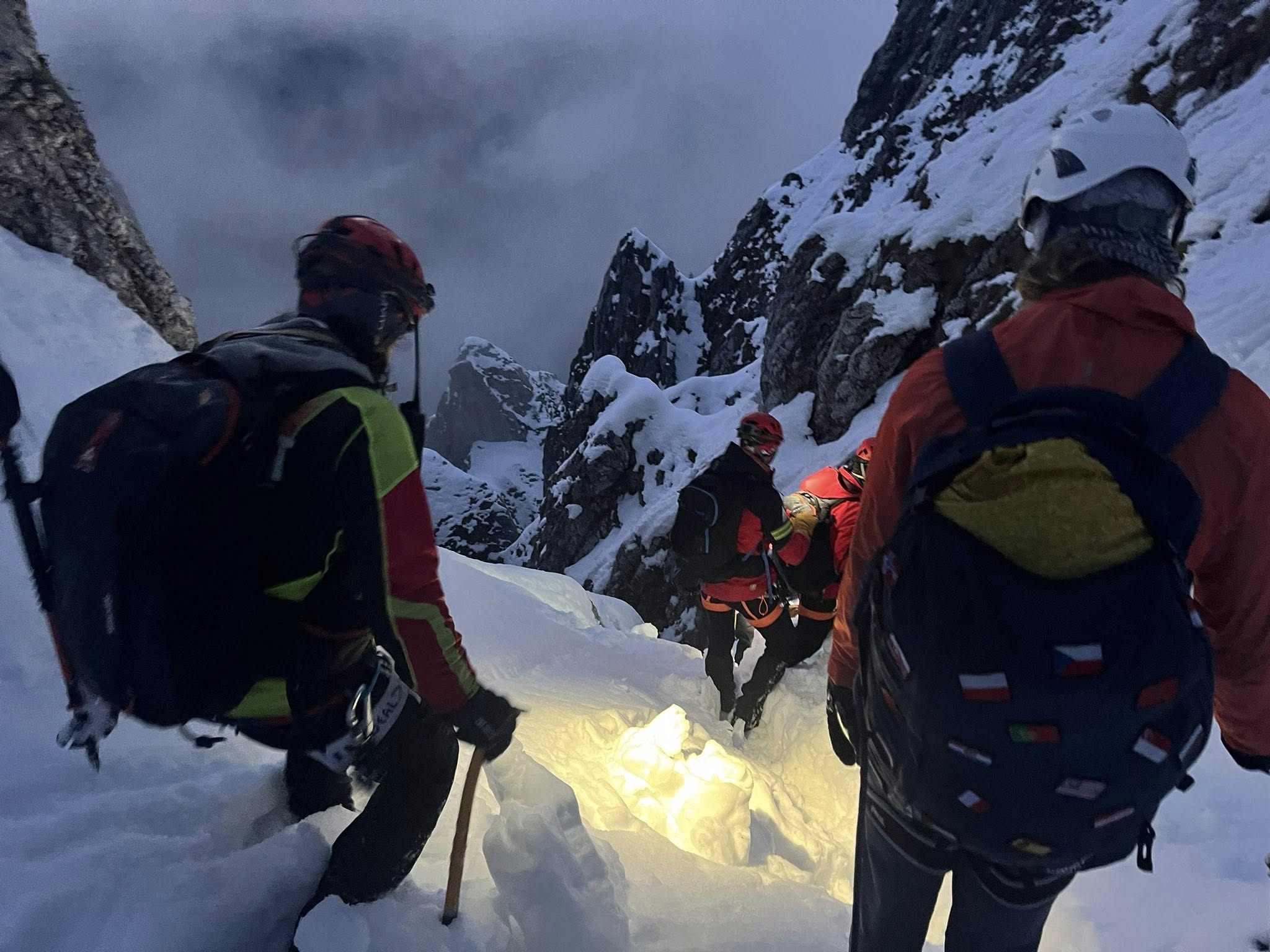 Operațiunile de căutare a tânărului britanic dispărut în Munții Bucegi continuă