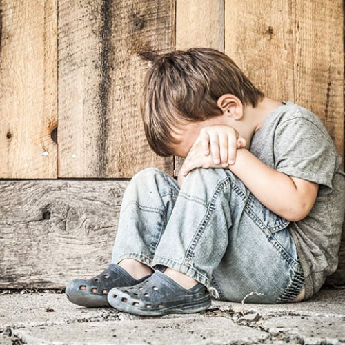 Un băiețel din Botoșani, preluat de stat după tragedia din familie