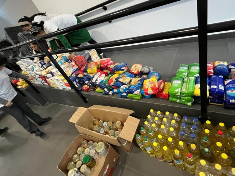 Voluntarii din Oradea au strâns peste 500 kg de alimente pentru familiile nevoiașe