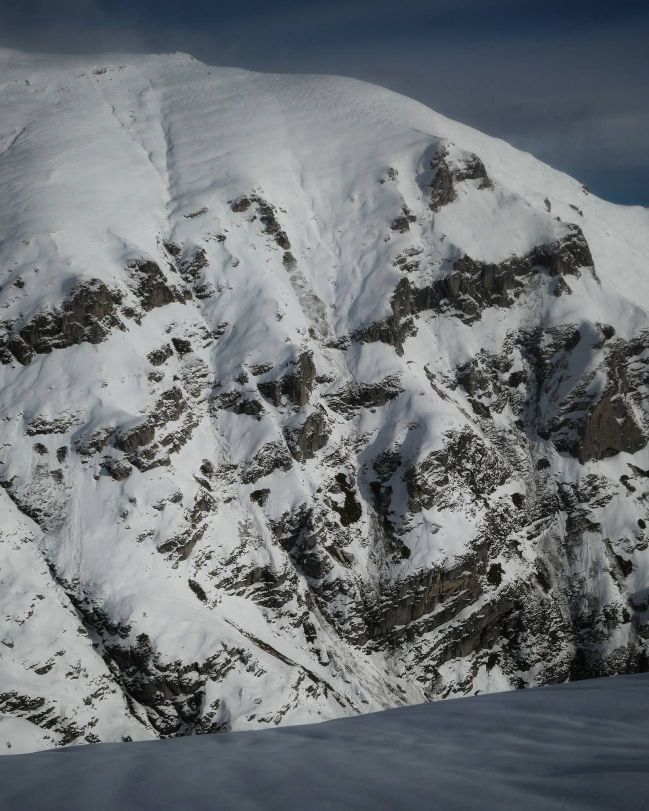 Risc moderat de avalanșă în Munții Bucegi până pe 11 decembrie 2025