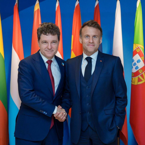 Nicușor Dan a discutat cu Emmanuel Macron despre securitate și investiții franceze