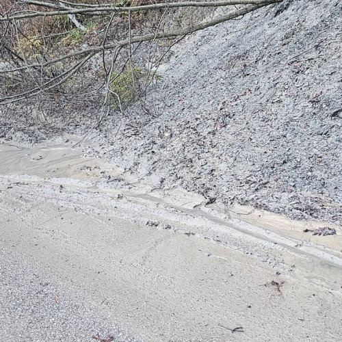 Consiliul Județean Neamț afirmă că drumul axial DJ 155F este solid, în ciuda alunecărilor