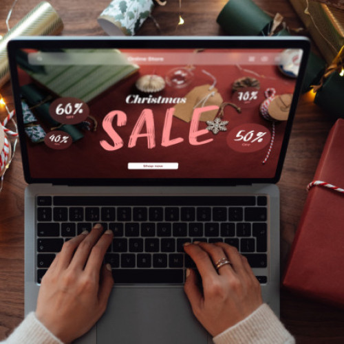 Românii comandă masiv online din străinătate cu 70% mai mult față de anul trecut