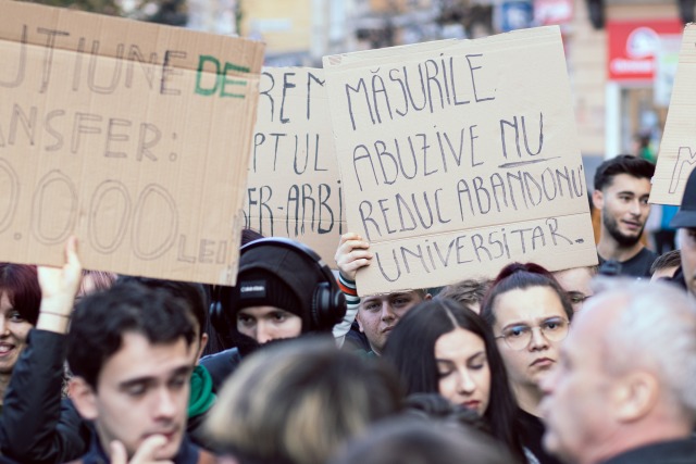 Studenții din Brașov protestează joi împotriva reducerii burselor