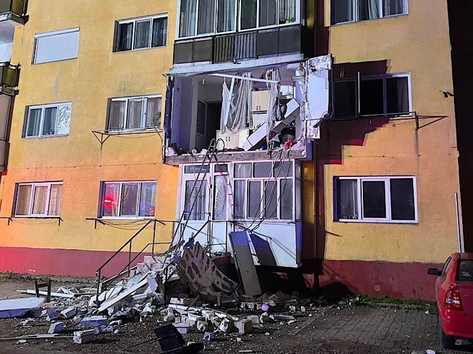Explozie puternică într-un bloc din Aleșd: o femeie grav rănită