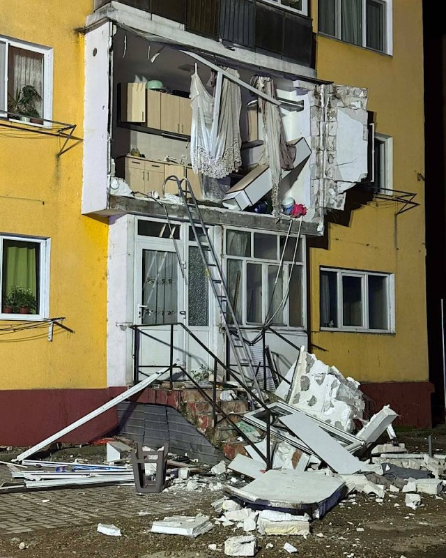 Explozie de butelie în Aleșd provoacă rănirea gravă a unei femei și evacuarea mai multor locatari