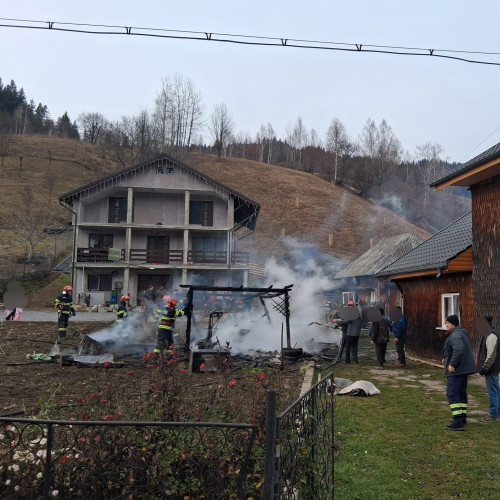 Incendiu la anexă gospodărească în comuna Ceahlău provocat de o afumătoare uitată