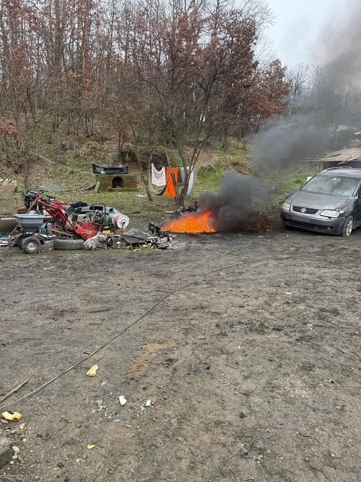 Activitate neautorizată de dezmembrări auto descoperită în localitatea Peșteana, Gorj