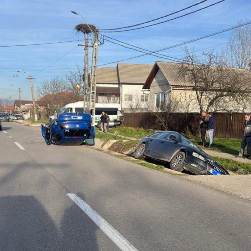 Două autoturisme implicate într-un accident pe DN 67B, Sinești, Vâlcea