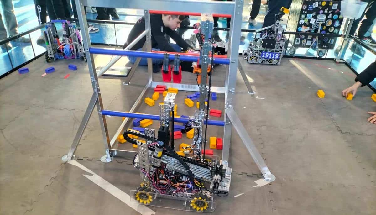 Blajul găzduiește competiția națională de robotică Decode RA – RUBIX Version