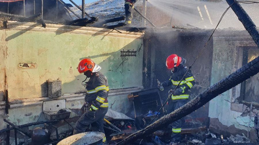 Incendiu puternic la o casă din Slănic Moldova, fără victime