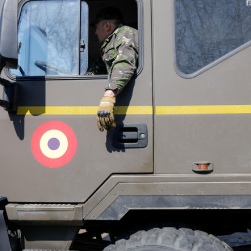 Patru tineri prinși în flagrant furând combustibil dintr-un camion militar în Tulcea