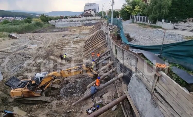 Locatarii de pe Victor Papilian semnalează din nou alunecări de teren în zona șantierului