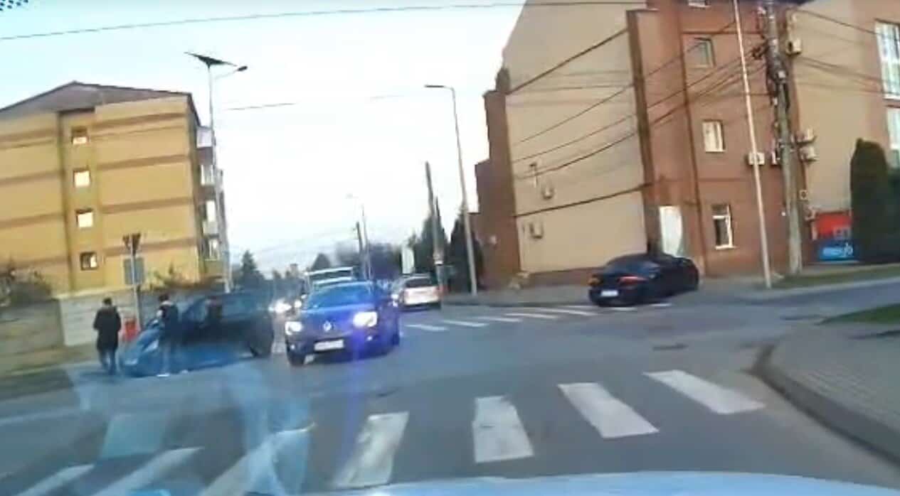 Două mașini s-au ciocnit într-o intersecție din Alba Iulia, fără victime