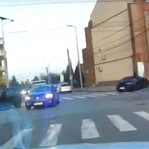 Două mașini s-au ciocnit într-o intersecție din Alba Iulia, fără victime