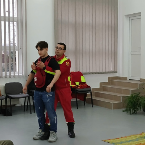 Pompierii bihoreni au instruit liceenii în acordarea primului ajutor