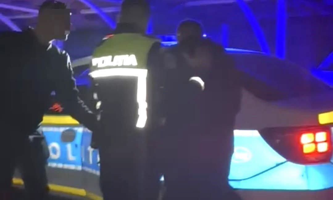 Patru tineri prinși în flagrant furând combustibil dintr-un camion militar în Tulcea