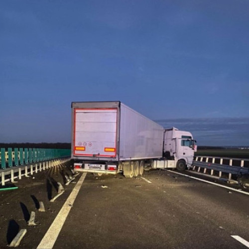 Drumul Expres Craiova - Pitești, blocat după un accident cu un TIR