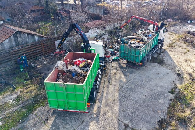 Primăria Brașov a început igienizarea terenului fostului Aqua Park