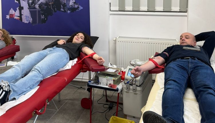 Polițiștii din Maramureș încurajează donarea de sânge pentru sprijinirea celor în dificultate