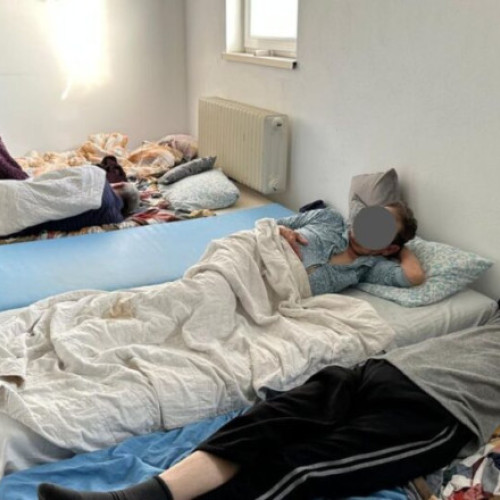 Nouăzeci de vârstnici din Timiș, relocați după ce au fost găsiți în condiții inumane