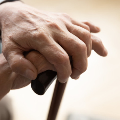 Guvernul prelungește facilitățile de transport pentru veterani și pensionari până în 2026