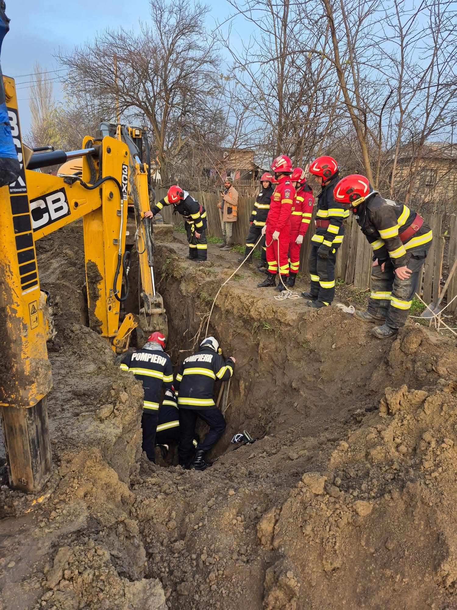 Bărbat prins sub un mal de pământ la Perişoru și decedat după două ore de intervenție