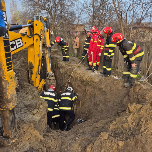 Bărbat prins sub un mal de pământ la Perişoru și decedat după două ore de intervenție