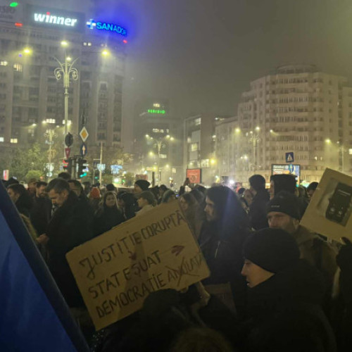 Sute de oameni protestează în Piața Victoriei față de problemele din sistemul judiciar