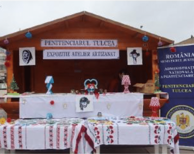 Expoziție de Crăciun la Tulcea cu lucrări realizate de persoane private de libertate