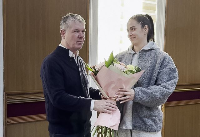 Handbalista Sorina Grozav, felicitată la Primăria Brașov pentru performanțele din 2024-2025