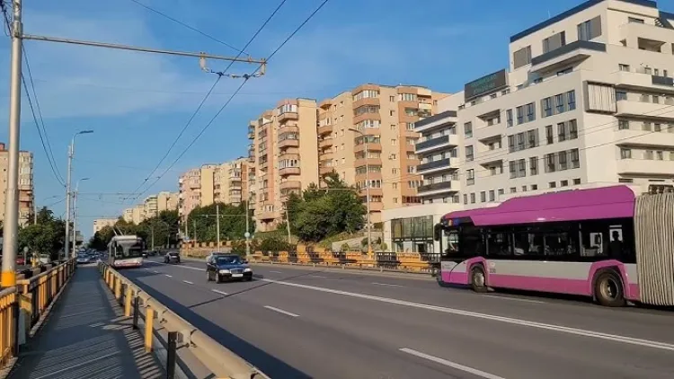 Un clujean avertizează asupra riscurilor unui spațiu de fumat amplasat pe strada Aurel Vlaicu