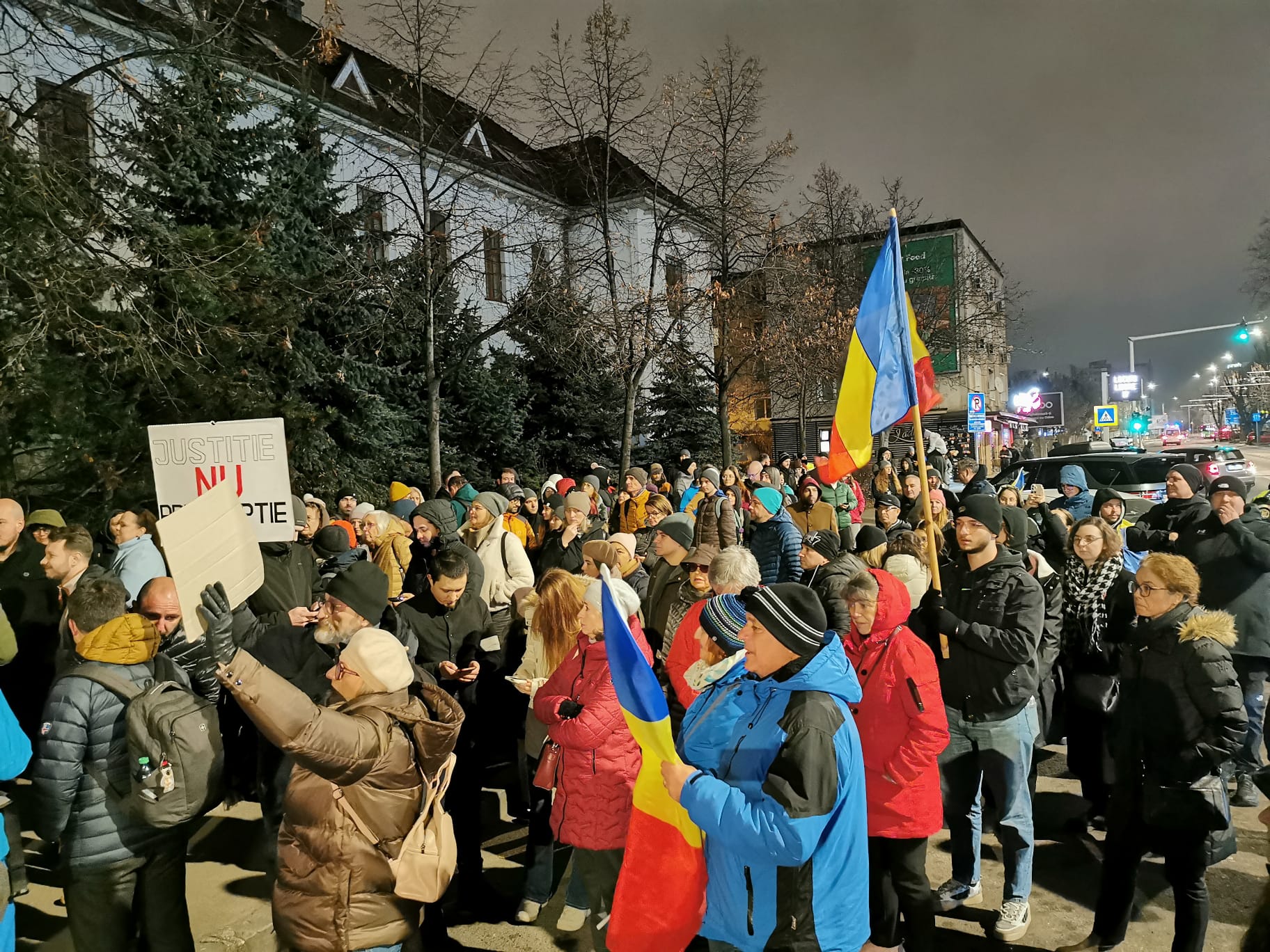 Circa 200 de persoane au protestat în Brașov pentru o justiție independentă