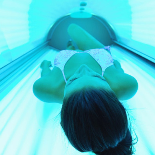 Utilizarea cabinelor de bronzat crește aproape de trei ori riscul de cancer de piele