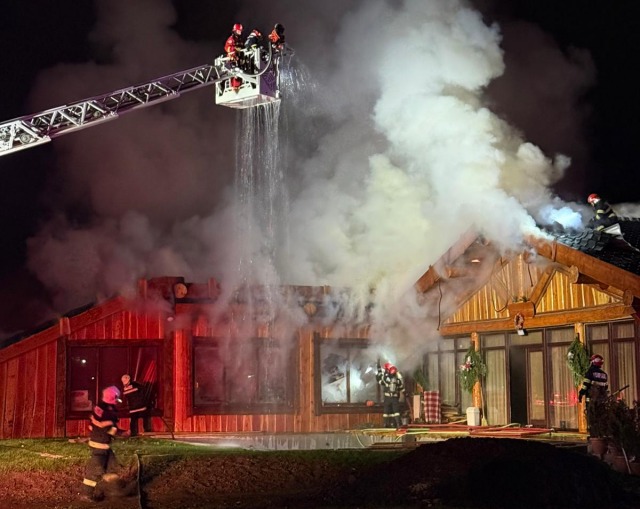 Incendiu puternic la o locuință din Râșnov: acoperișul distrus pe 200 mp
