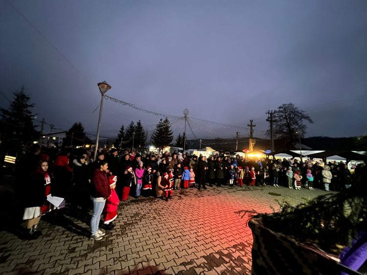 Târgul de Crăciun „Feerie de Iarnă” a fost deschis în comuna Lăpuș