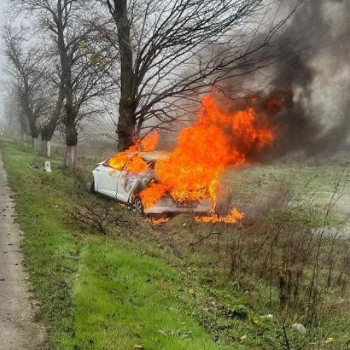 Un tânăr de 19 ani a murit după ce mașina lui a luat foc pe DN 65 în Olt