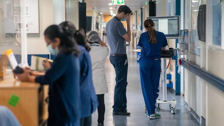 Regatul Unit se confruntă cu un val fără precedent de supergripă înainte de Crăciun